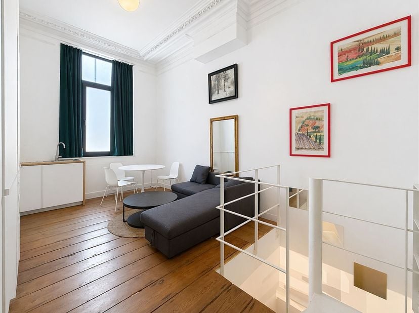 Quartier Européen/Trône - Aantrekkelijk souplex appartement met 1 slaapkamer (+/-55m²) met terras (+/-10m²) op de begane grond van een gebouw met 3 ve