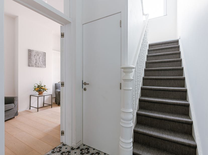 In de Kunstlaan bevindt zich dit statige herenhuis vol authentieke charme. Dankzij de centrale ligging geniet u van een vlotte verbinding naar het cen