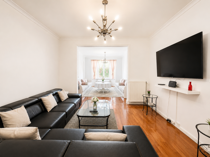 In de wijk Bizet biedt Trianon Invest u dit ruime appartement van 127 m² aan, gelegen op de 2e verdieping van een klein appartementencomplex met 3 ver