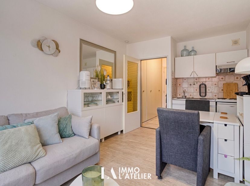 Ontdek deze frisse studio op de 4e verdieping van de res. Albert I. Ideaal gelegen in het centrum van Westende-Bad, vlakbij de zeedijk en alle voorzie