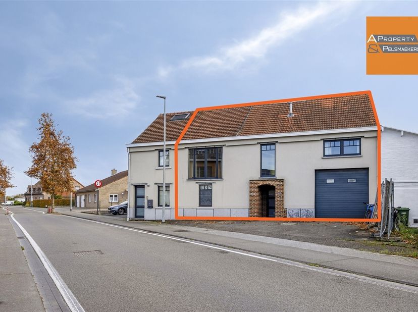Découvrez cette offre immobilière unique qui répond parfaitement aux attentes des investisseurs comme des particuliers. Située sur un terrain de 4 are