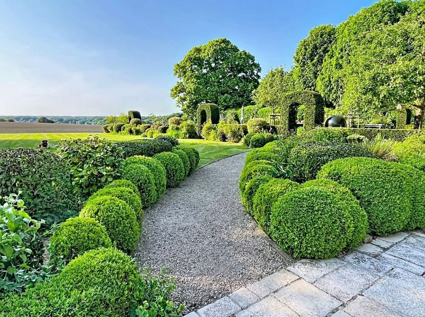 Discrètement implantée au calme et au bout d’une allée privée, <br />
SUPERBE PROPRIETE AUX VOLUMES GENEREUX avec PISCINE <br />
entourée d’un jardin