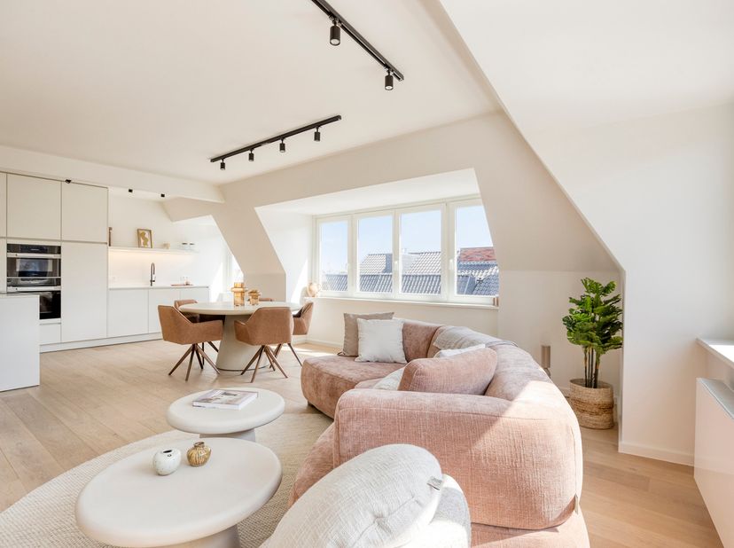 Dit HIGH-END GERENOVEERD hoekappartement met uniek zicht op de Augustijnenrei &amp;amp; 3 SLAAPKAMERS bevindt zich in hartje Brugge. Deze parel (4°V) werd