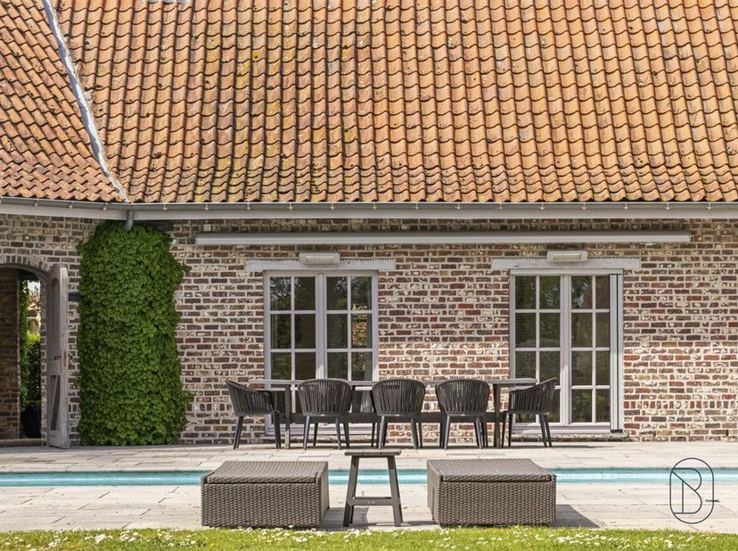 Te koop: charmante hoeve met zwembad op 3500m2 in Kruisem.<br />
In het landelijke en gegeerde Kruisem bevindt zich deze prachtige hoeve op een uitzon