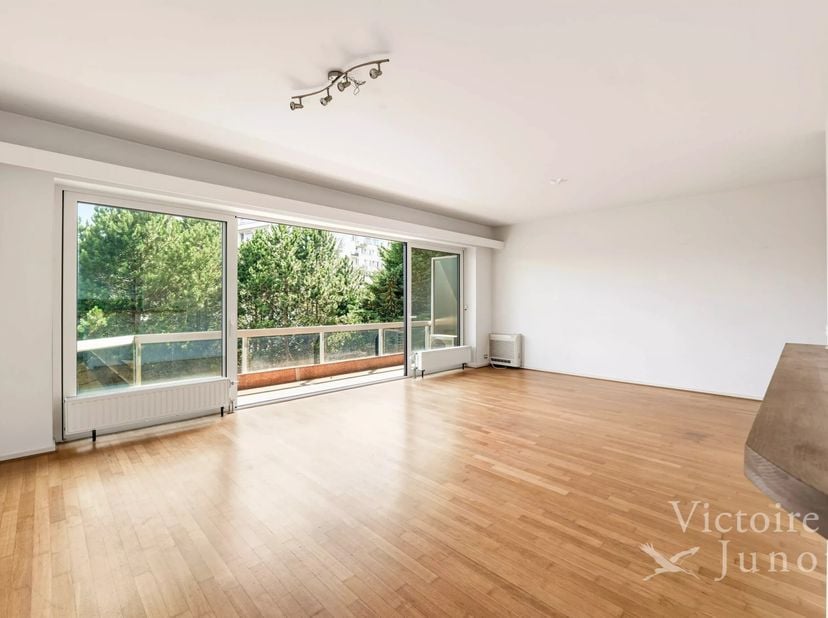 Ideaal gelegen in de gewilde wijk Boondael, helder penthouse met 2 slaapkamers van ± 110 m² gelegen op de 5e en laatste verdieping van een luxe gebouw