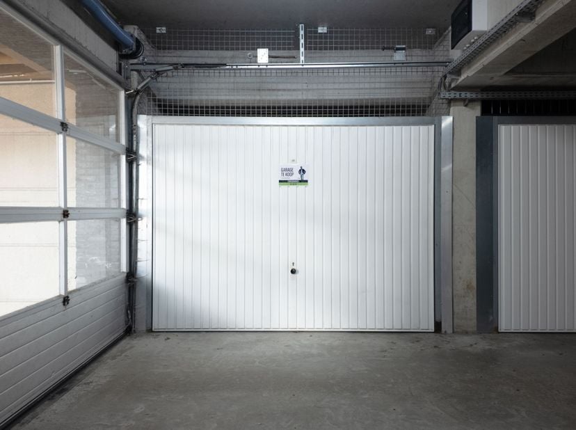 Gelegen op de ondergrondse verdieping in residentie "Nieuwendamme" aan de Brugsevaart te Nieuwpoort bieden we u deze garage aan. Deze bevindt zich op