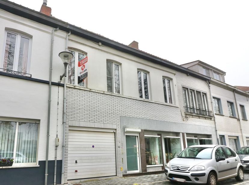 Dit duplex appartement is gelegen op een topligging aan het gezellige Plein in de landelijke gemeente Kaprijke.<br />
<br />
Door zijn centrale liggin