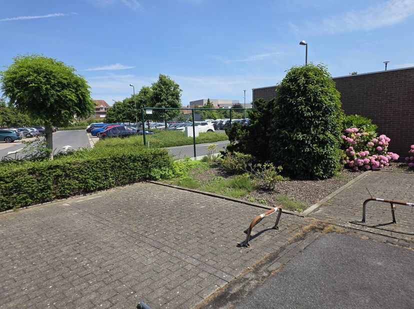 Goed gelegen autostaanplaats te koop in de Noordlaan te Roeselare, op wandelafstand van het stadscentrum. Dankzij de centrale ligging is deze staanpla
