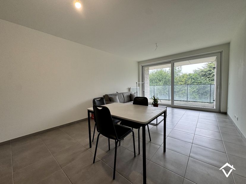 Dit appartement (C1.3) is gelegen op de 1ste verdieping in de Residentie Brouwershof te Westrozebeke (Staden) en bestaat uit: inkomhal - toilet - badk