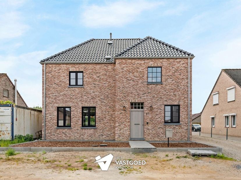 Zeer ruime recente woning (266m²) met 3 slaapkamers (mogelijkheid tot 4) en leuke tuin te Wijchmaal.<br />
Belangrijkste troeven: <br />
- Zeer ruime