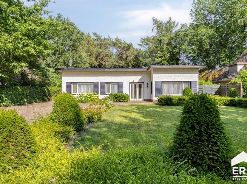 Deze nabij de NL-grens gelegen bungalowwoning uit 1960 beschikt over een prachtig en uitstekend onderhouden tuin van 12are. De woning biedt 3 slaapkam