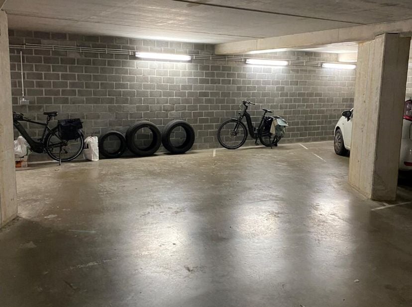 Te huur: autostaanplaats gelegen aan de Nassaustraat 12, 2000 Antwerpen.<br />
Huurprijs: euro125 per maand<br />
Beschikbaar vanaf: 1 augustus 2026<b