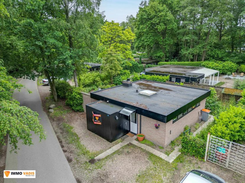 Op een prachtige, rustige locatie aan het begin van het vakantiepark Sonnevijver in Rekem bevindt zich deze bijzonder gezellige vakantiewoning. Dankzi