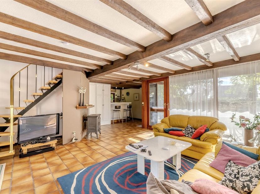 Chalet op een perceel van 832m²<br />
Deze chalet werd in 1987 opgebouwd en staat op een perceel van 832m².<br />
Ligging: Rustig en groen gelegen met