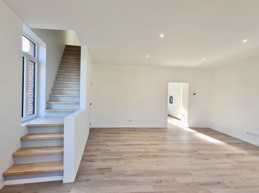 APPARTEMENT DE QUALITÉ, PRÊT À ENTRER avec 3 chambres. Disposition: Bel hall d'escalier qui nous guide au 2ième étage. Entrée avec WC séparé et buande