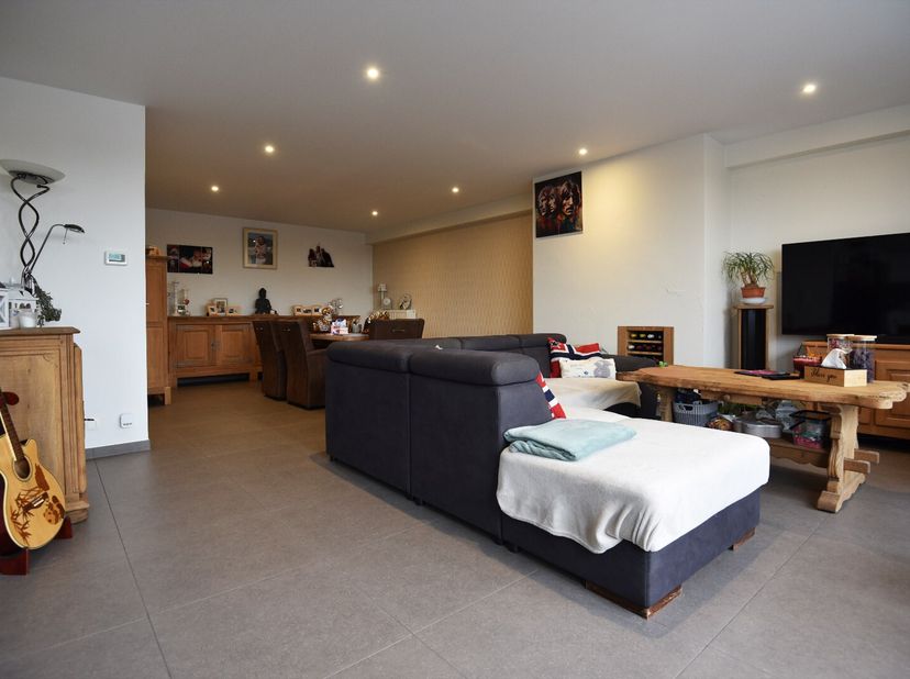 Dit ruime appartement van maar liefst 124 m² is gelegen op de 5de verdieping (lift aanwezig).<br />
Het beschikt over een inkom, gastentoilet, een rui