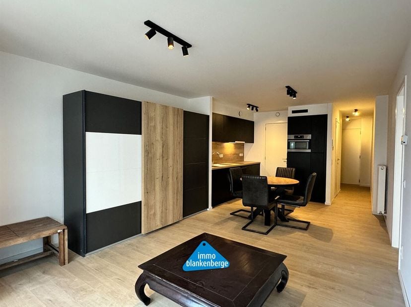 Ontdek dit prachtige nieuwbouwappartement te koop op de eerste verdieping van de stijlvolle Residentie Hampton II. Gelegen aan de rand van de binnenst