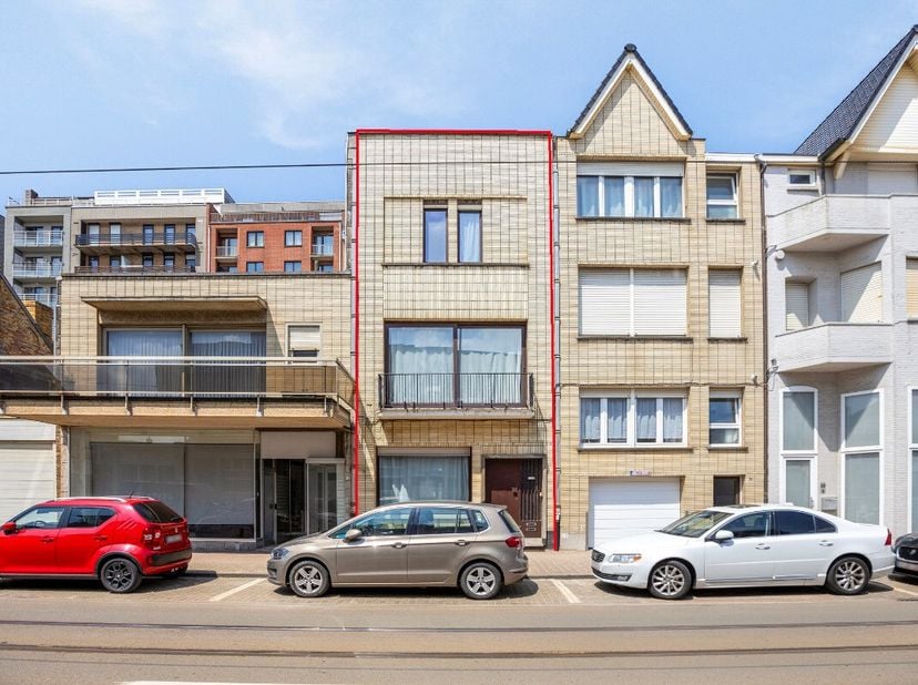 De Panne: Topinvestering op slechts 50 meter van zee! Ontdek dit ruime en veelzijdige gebouw, uitstekend gelegen op slechts 50 meter van de zee en op