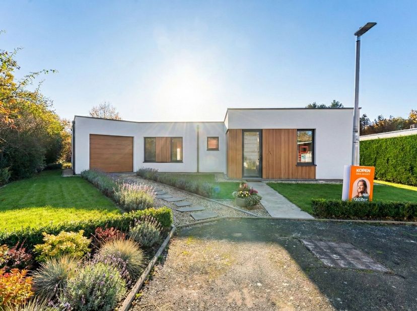 In een rustige doodlopende straat in het groene Bellegem vind je deze ruime laagbouwvilla in ruwbouw op een mooi hoekperceel. De woning werd ontworpen