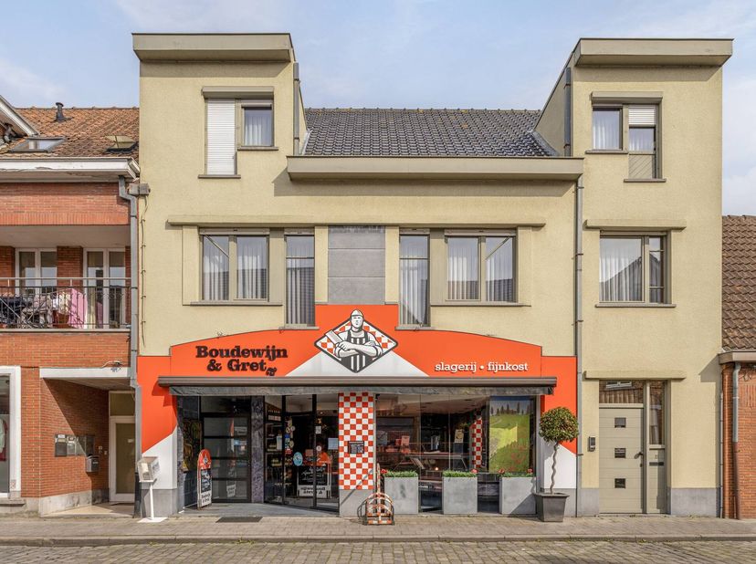 Boucherie (205 m²) à vendre avec maison (202 m²) et studio/entrepôt (257 m²) à Ruddervoorde. Cette propriété dispose d'un emplacement commercial, d'un