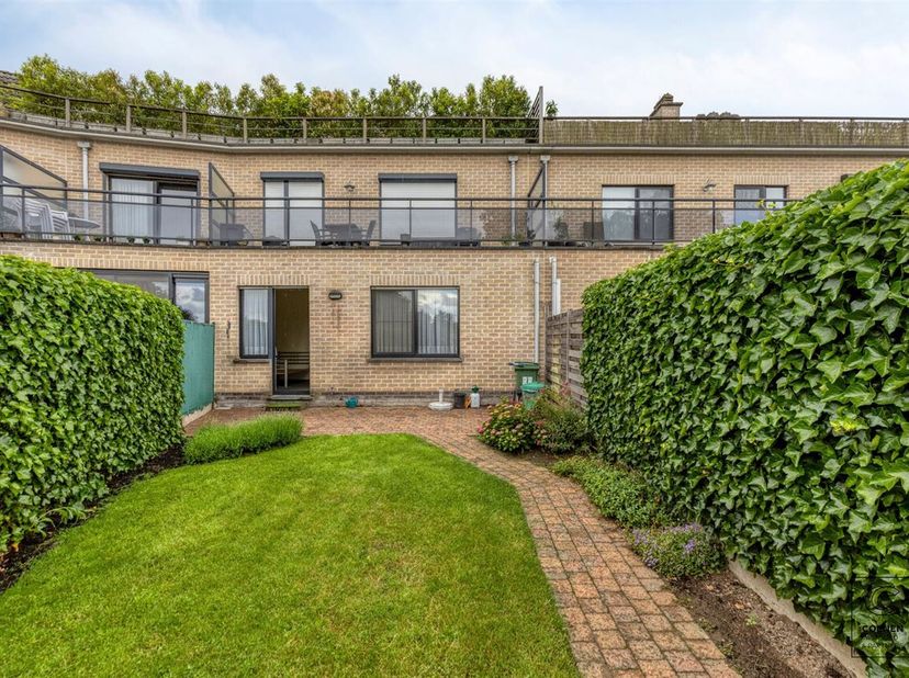Dit verzorgde gelijkvloerse appartement van 93 m² is gelegen in het gegeerde Boechout en beschikt over een prachtige, zonnige tuin die een echte meerw