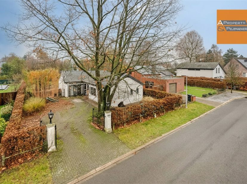 Ce bungalow à rénover, situé dans un endroit calme, offre une excellente opportunité pour ceux qui recherchent une maison avec beaucoup de potentiel.