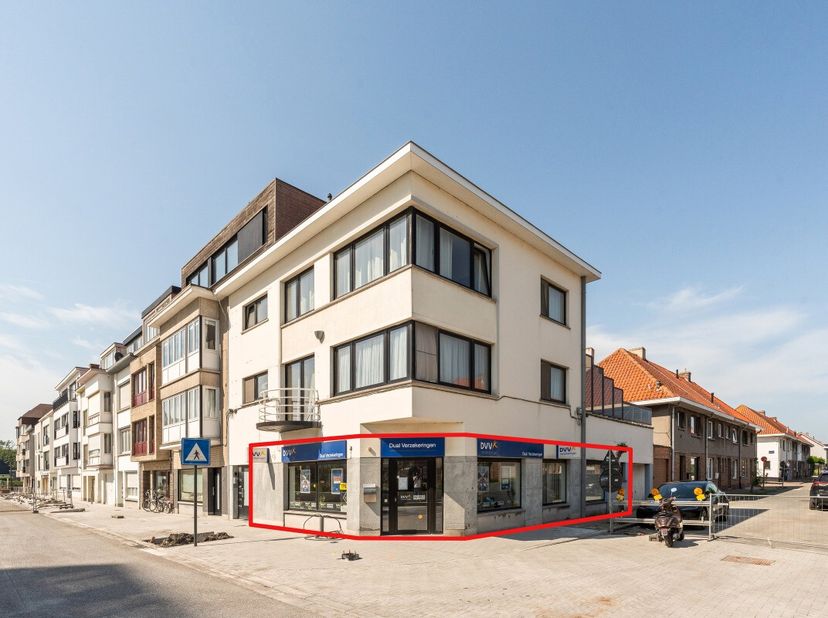Heist: Instapklaar handelspand te koop met uitstekende visibiliteit én garagebox in Heist. Bent u op zoek naar een instapklaar handelspand met een int