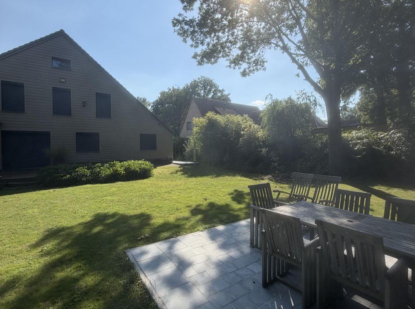 Deze instapklare woning van 12 are is gelegen te schiplaken, in de rustige groene residentiële lievekensbossen. De ligging zorgt voor een vlotte berei