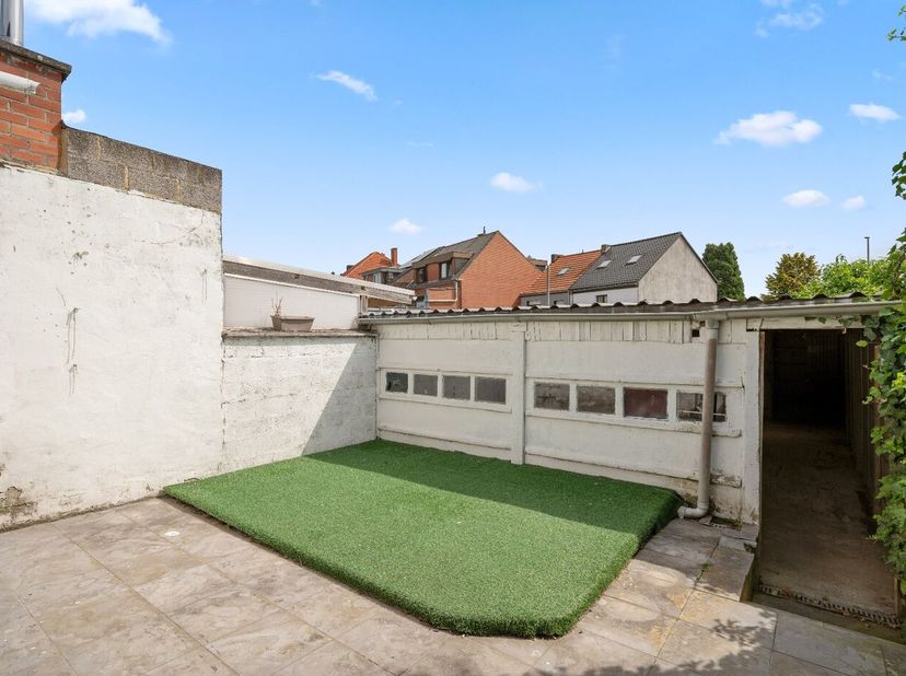 Deze te renoveren rijwoning in Tienen is ideaal voor wie op zoek is naar een gezellige woning met een tuin en garage. De woning heeft 2 slaapkamers en