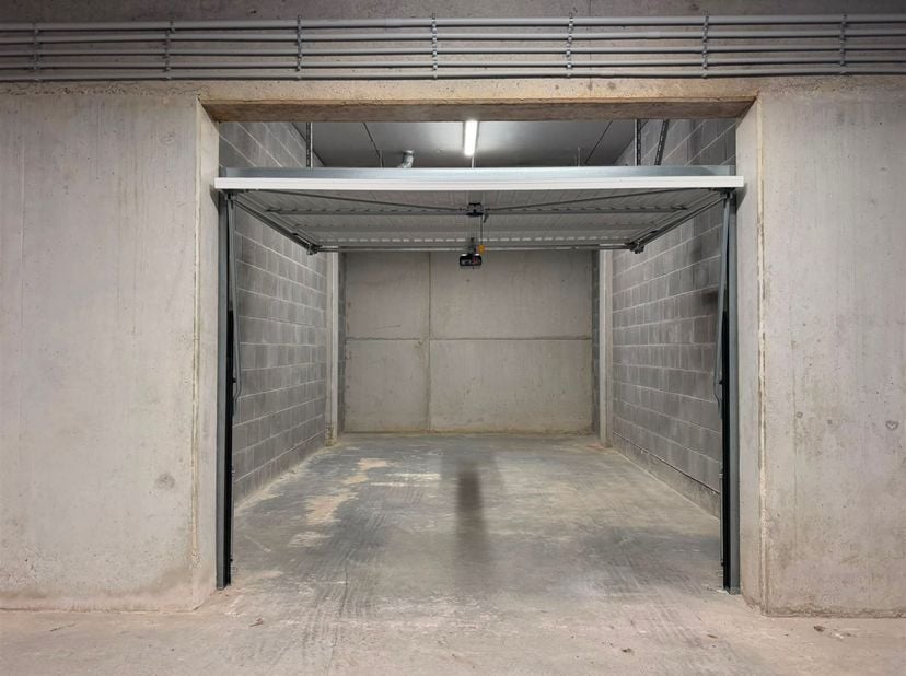 Idéalement situé à Pettendonk, à l'intérieur des remparts de Lier, ce garage fermé se trouve dans un parking souterrain.<br />
<br />
Facilement acces