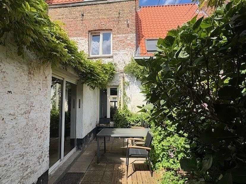 Deze RUIME BRUGSE stadswoning is gelegen OP EEN TOPLIGGING vlakbij het Jakobinessenpark, de Vesten en de Gentpoort! Deze woning heeft een ZEER AANGENA
