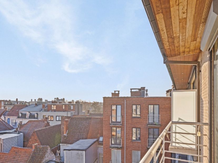 Roeselare-centrum. Lichtrijk 2-slaapkamerappartement in hartje Roeselare met vooraan en achteraan prachtige terrassen. Overal dichtbij en op 4 hoog ge
