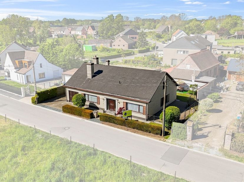 Zeer ruime bungalow met grote (nog in te richten) zolder, op een perceel van 520 m² met 2 garages, in een rustige straat nabij centrum Hamme.<br />
Ru