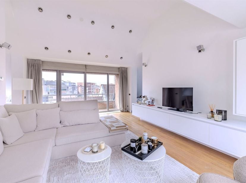 Penthouse van 187 m² met een riant terras van 110 m², pal in het centrum.<br />
Ontdek dit exclusieve penthouse waar ruimte, comfort en luxe harmonieu