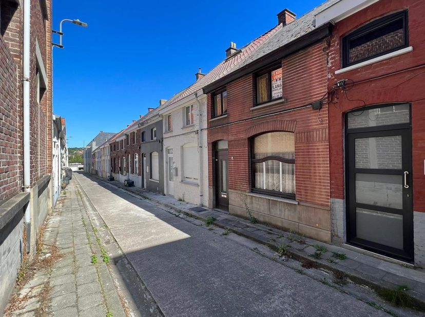 Te renoveren woning met potentieel, goedgelegen op wandelafstand van CENTRUM Ronse. <br />
Veel potentieel, ideaal voor handige harry's, of investeer