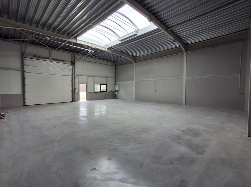 Op het gloednieuwe bedrijvenpark MG PARK ARSELA in Aarsele kan u deze kwalitatieve KMO-unit van ca. 174 m² terugvinden. Dankzij de centrale ligging is