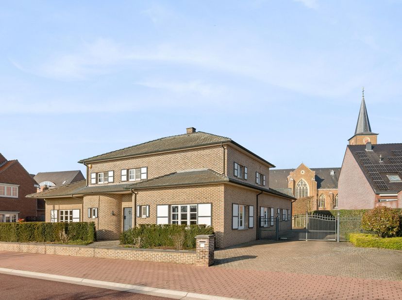In de rustige en gegeerde Kloosterstraat te Kinrooi bevindt zich deze indrukwekkende, oerdegelijk gebouwde villa met een bewoonbare oppervlakte van ma