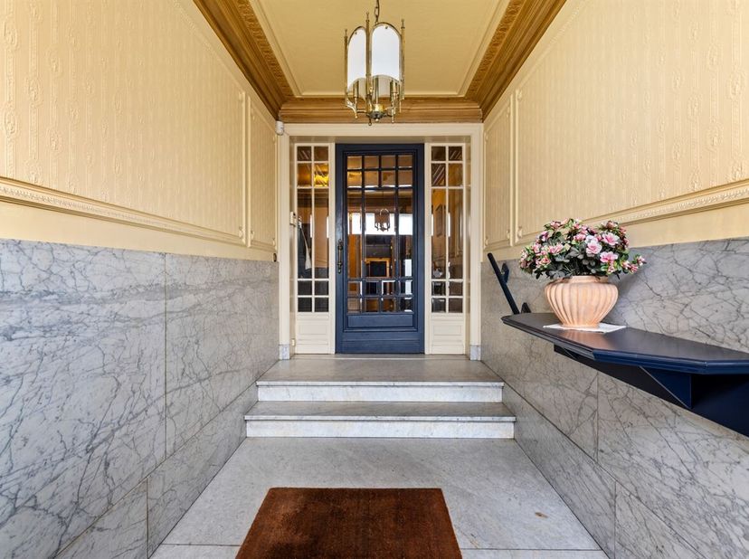 Statige herenwoning met praktijkruimte en uitzonderlijk authentiek karakter<br />
Aan de prestigieuze Jan Van Rijswijcklaan bevindt zich deze unieke e