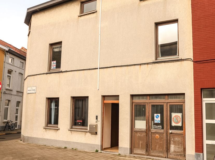 CHARMANTE HOEKWONING met 2 WOONENTITEITEN TE LEDEBERG. *** Ideaal voor ouders met studerende kinderen ! Op een uitstekende hoekligging in Ledeberg (Ge