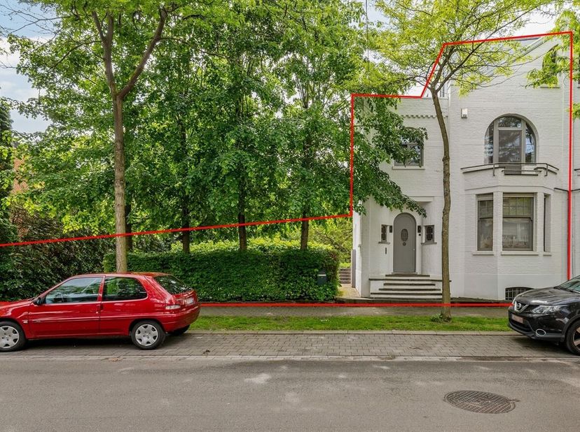 Karaktervolle gezinswoning met prachtige tuin en ruime parkeergelegenheid in het groen.<br />
In een bijzonder rustige en groene omgeving te Brasschaa