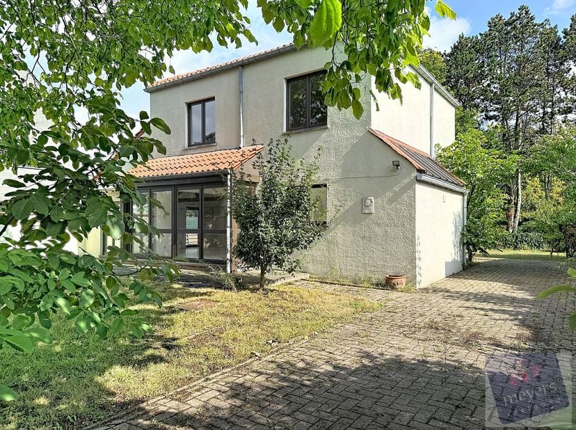 Bent u op zoek naar een ruime open bebouwing met een praktische indeling, voldoende parkeergelegenheid en een aangename tuin? Dan is deze woning aan d
