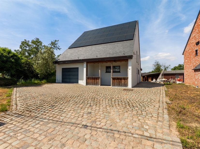 ·Open bebouwing op rustige locatie <br />
·Bewoonbare oppervlakte van ca. 320 m² <br />
·Perceel van 1.078 m² <br />
·EPC label D<br />
·Vloerverwarmi