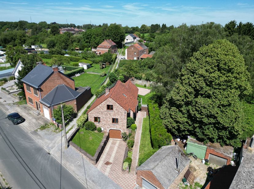 Offre à partir de 329.000€. AD HOME a le plaisir de vous présenter cette lumineuse villa 4 façades idéalement située à Wanfercée-Baulet, à proximité i