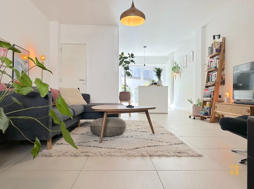 Wie zegt dat je moet kiezen tussen de levendigheid van Gent en de rust van het groen? In deze leuke woning geniet je van allebei. Gelegen in een&amp;nbsp;