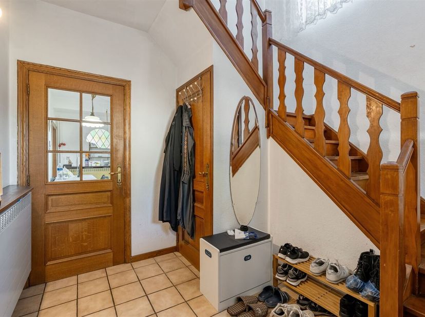 HOB woning in een rustige buurt te Lanaken<br />
Ligging:<br />
De woning bevindt zich in een rustige, residentiële buurt en biedt een vlotte bereikba