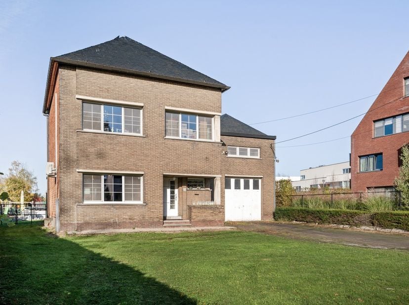 Op een uitstekende locatie nabij het centrum van Onze-Lieve-Vrouwe-Waver bevindt zich deze authentieke gezinswoning met 4 slaapkamers, een magazijn va