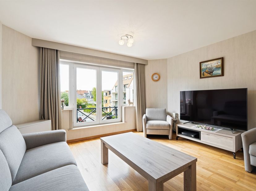 Zonnig en instapklaar appartement op toplocatie in Bredene<br />
Droom je van een eigen plekje aan zee waar je meteen kan intrekken? Dan is dit licht