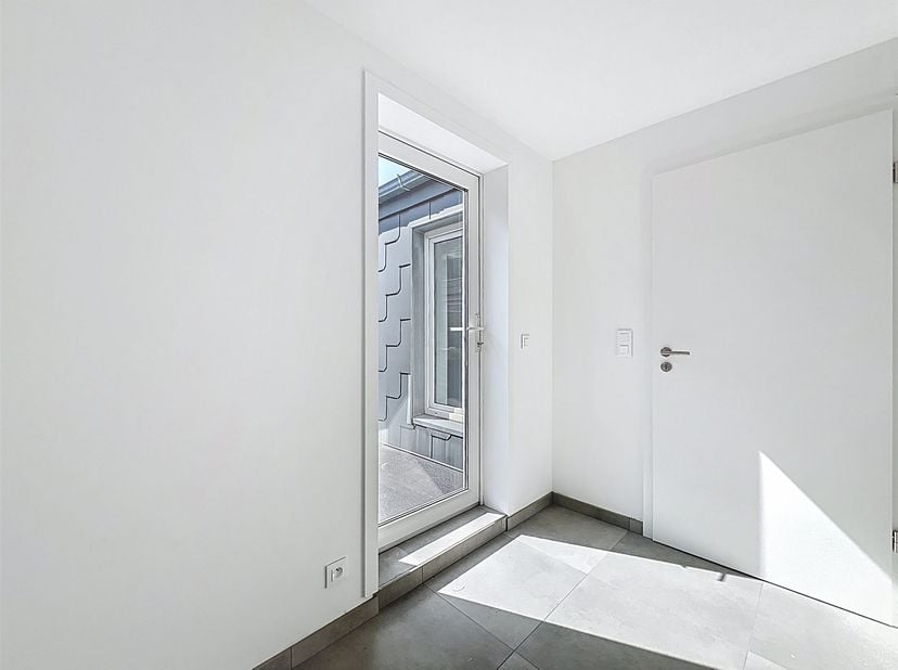 Dit nieuwe appartement ligt vlak bij alle voorzieningen (winkels, openbaar vervoer, scholen, enz.) en wordt te huur aangeboden.<br />
<br />
Deze wo
