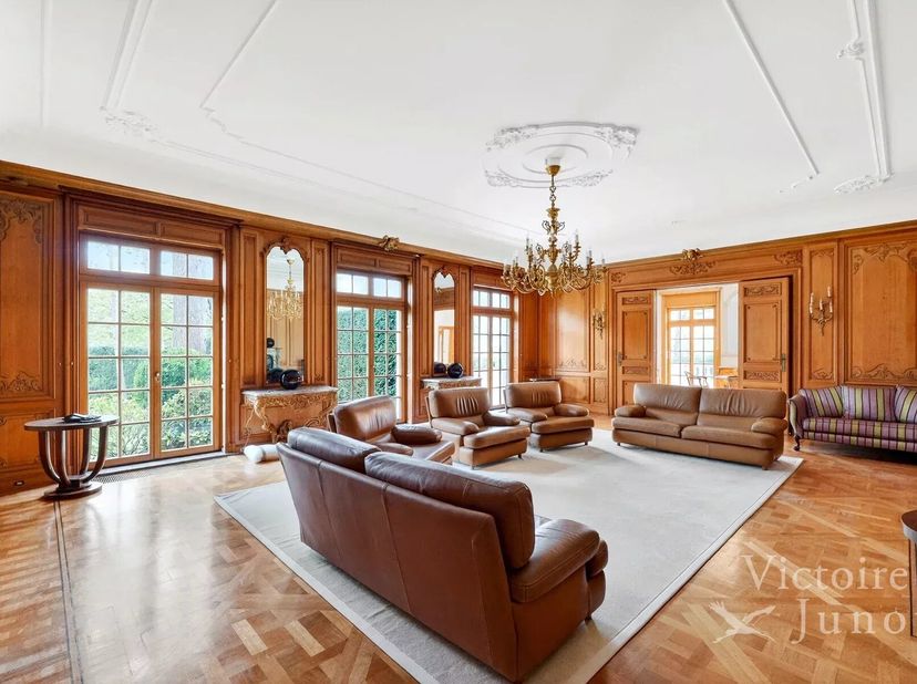 Bos aan de rand van een park, in het hart van Brussel, presenteert Victoire Junot u deze prestigieuze en elegante woning in Franse steen gelegen op ee