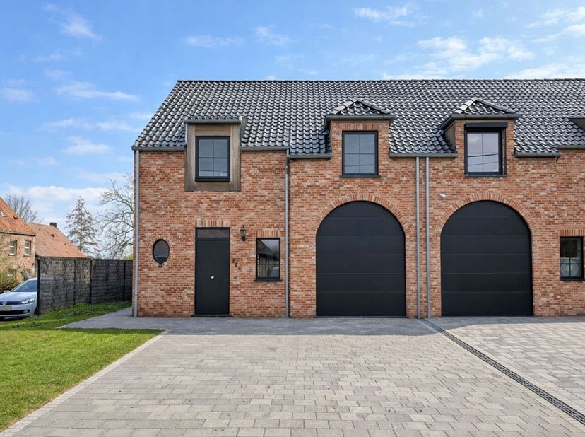 Moderne halfopen bebouwing (bouwjaar 2023) op een bijzonder rustige ligging, met een vlotte bereikbaarheid: op slechts 10 minuten van Avelgem en ongev